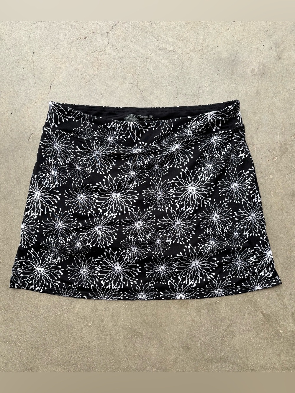 Tranquility by Colorado Clothing Black + White Floral Printed Mini Skort Size M